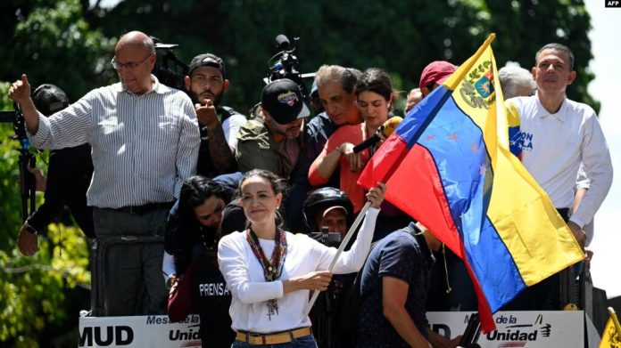 Machado insiste en la victoria electoral mientras las fuerzas armadas respaldan a Maduro