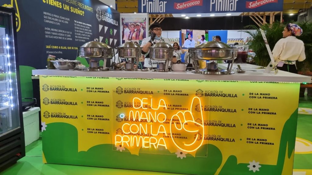 Mujeres en estand de la mano con la primera 1
