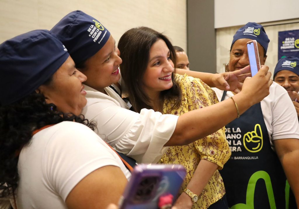 Mujeres en estand de la mano con la primera 4