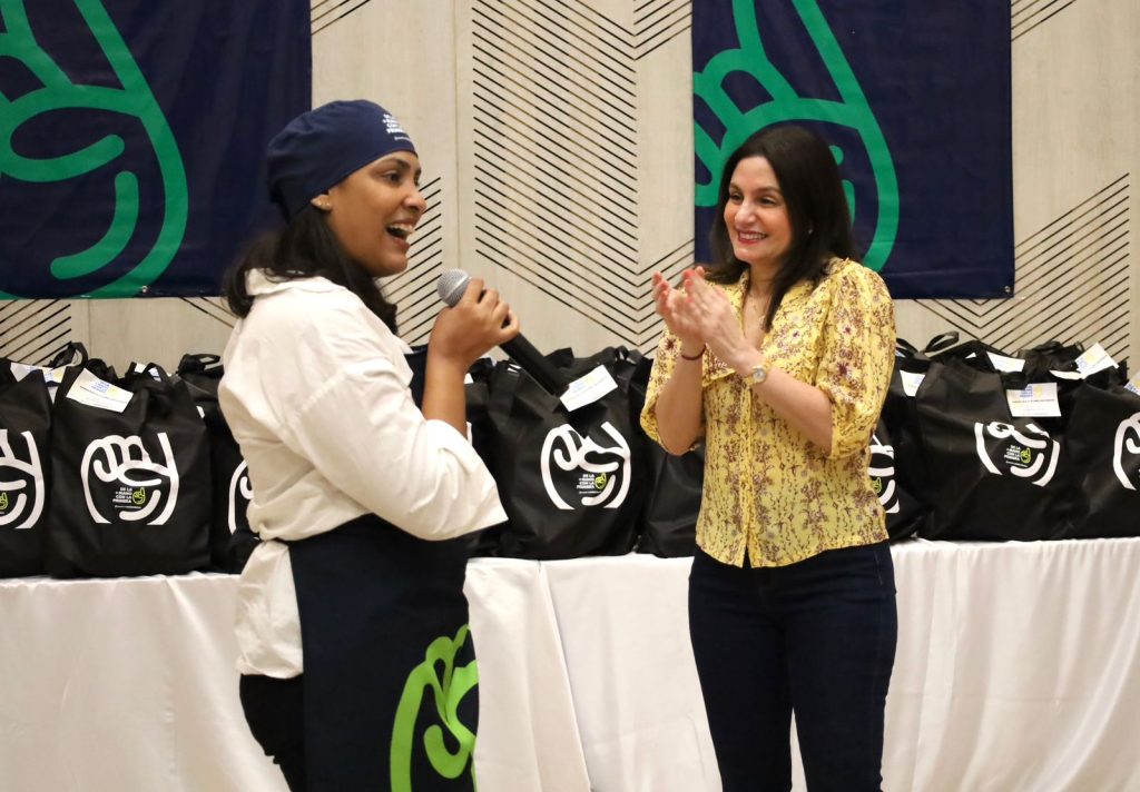 Mujeres en estand de la mano con la primera 5