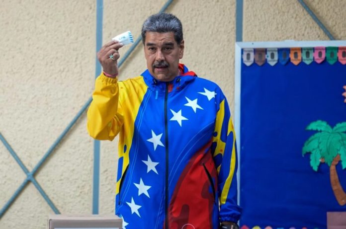 Nicolás Maduro ejerciendo su derecho al voto