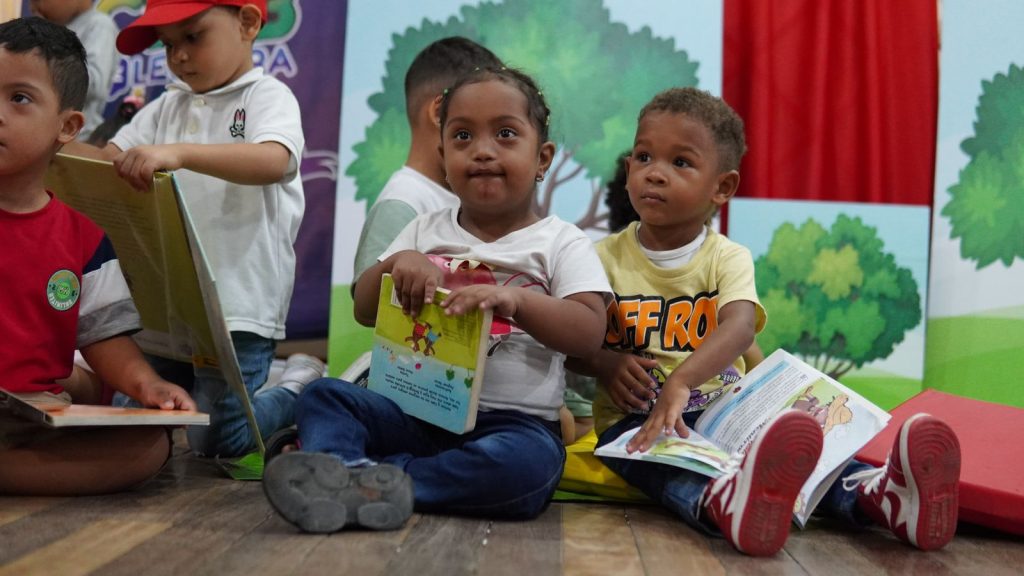 Con iluminación en lugares emblemáticos, inicia la Semana de la Primera Infancia en Barranquilla 2 WhatsApp Image 2024 08 24 at 6.36.33 PM 1