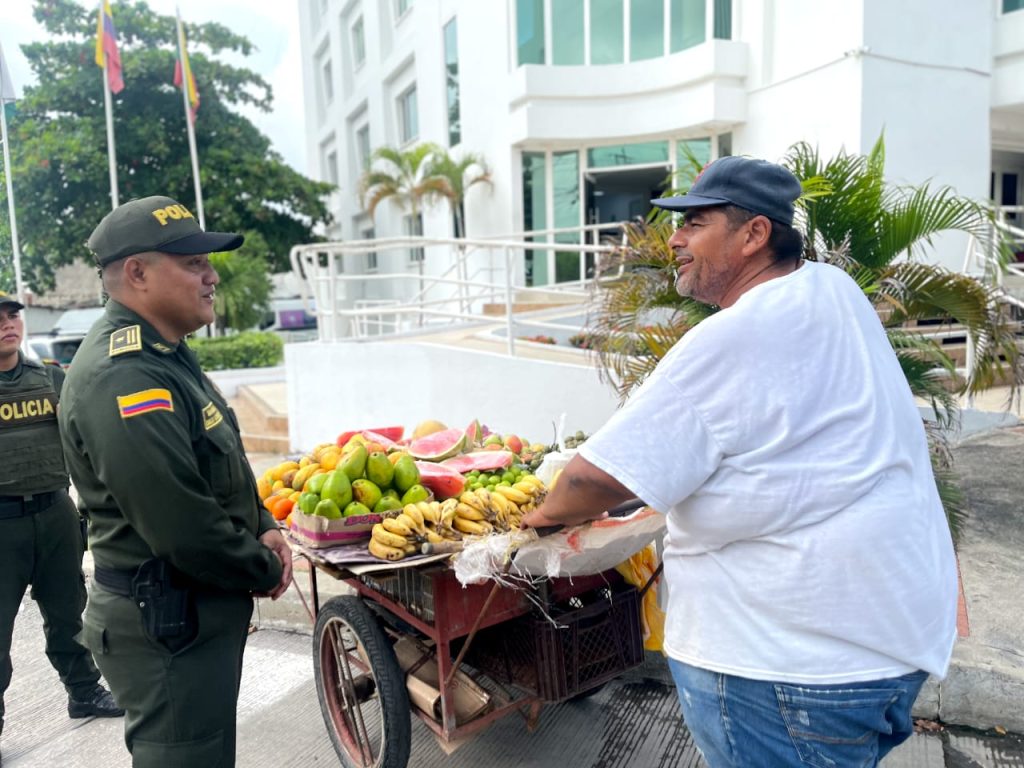 La solidaridad de los policías con Alonso, el vendedor de frutas 4 c996b42b dd48 4832 b780 9207c9aae6e1