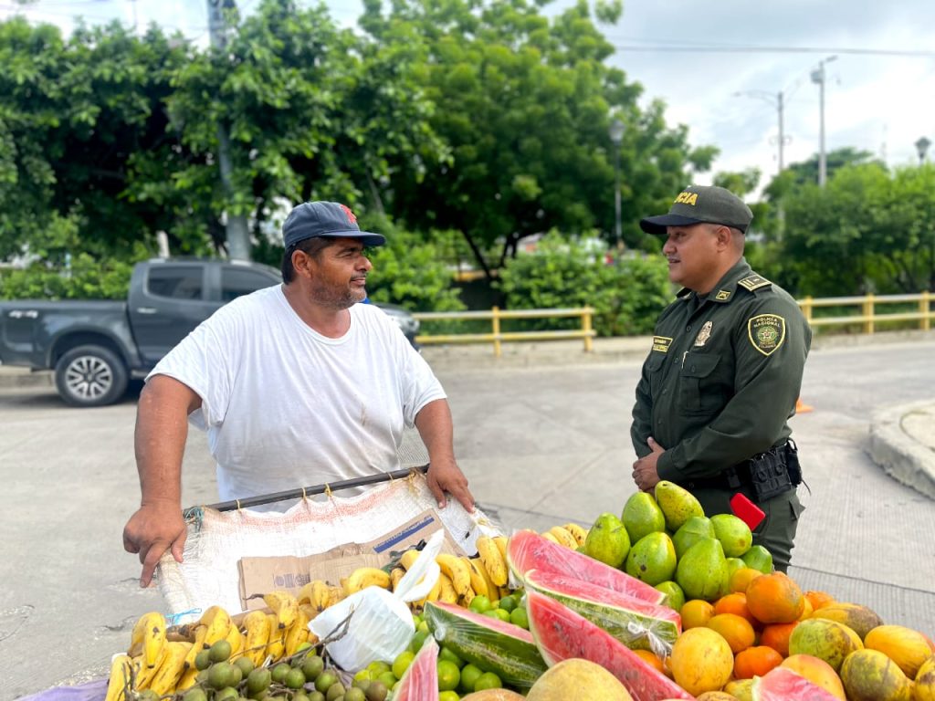 La solidaridad de los policías con Alonso, el vendedor de frutas 1 f08a8f6d 234f 42c5 bb2f a3c9bd3d8a76