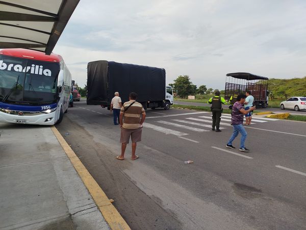 Camioneros bloquean peaje de Sabanagrande en protesta por aumento del diésel 1 458411446 122169723950092747 3778453815555325303 n