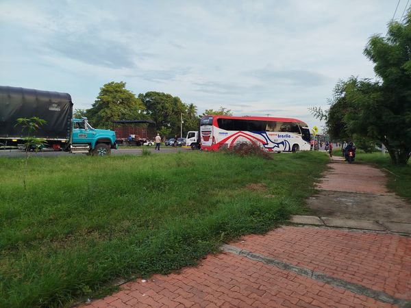 Camioneros bloquean peaje de Sabanagrande en protesta por aumento del diésel 2 458483419 122169723890092747 5925435795659022546 n
