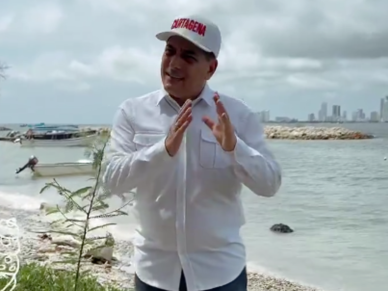 Alcalde Dumek Turbay conversando con la comunidad insular de Cartagena de Indias