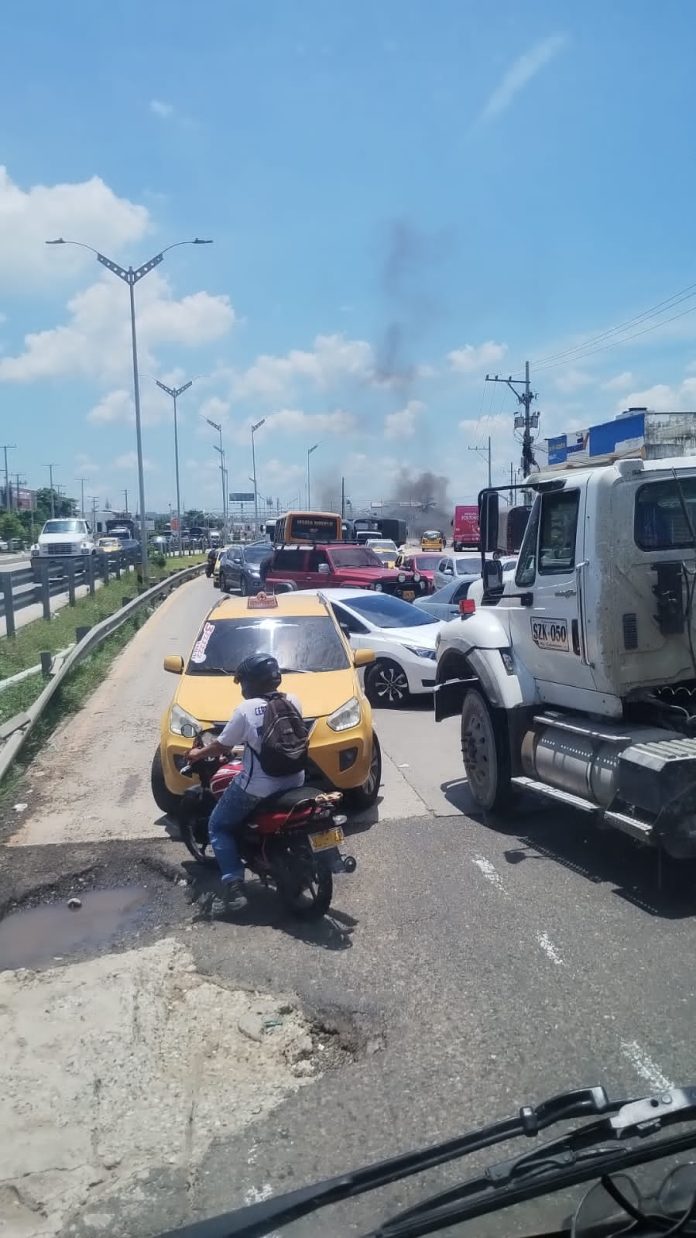 Bloqueos en varias vías de Barranquilla por falta de energía tras vendabal del lunes 16 de septiembre de 2024.