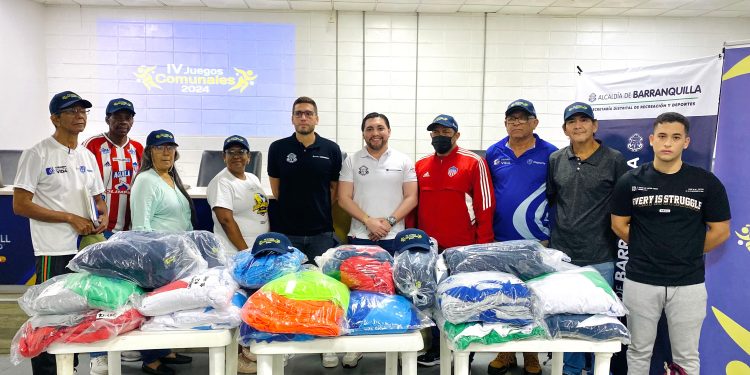 Comunales junto al Secretario de Deporte y Jefe de Oficina de Participacion Ciudadana recibiendo su dotacion para los juegos 750x375 1