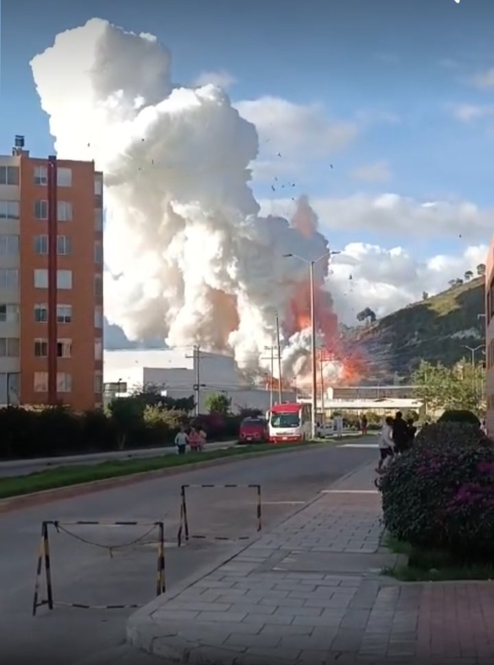 Momento de la explosion registrada en la empresa de pirotecnia El Vaquero en Soacha Cundinamarca