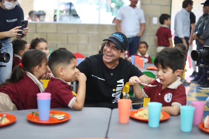PAE en Barranquilla alcanza cobertura en más de 65.300 estudiantes con la modalidad de preparado en sitio - Alex Char, alcalde de Barranquilla