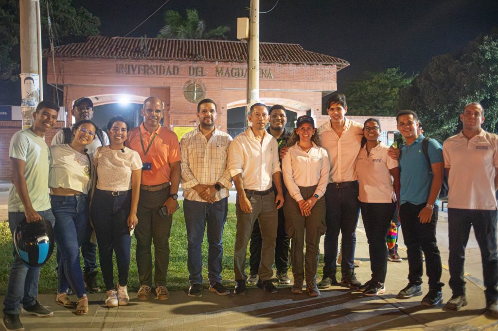 Recorrido nocturno de Essmar por el Barrio Simón Bolívar para instalar alumbrado público 1 WhatsApp Image 2024 09 17 at 20.44.49