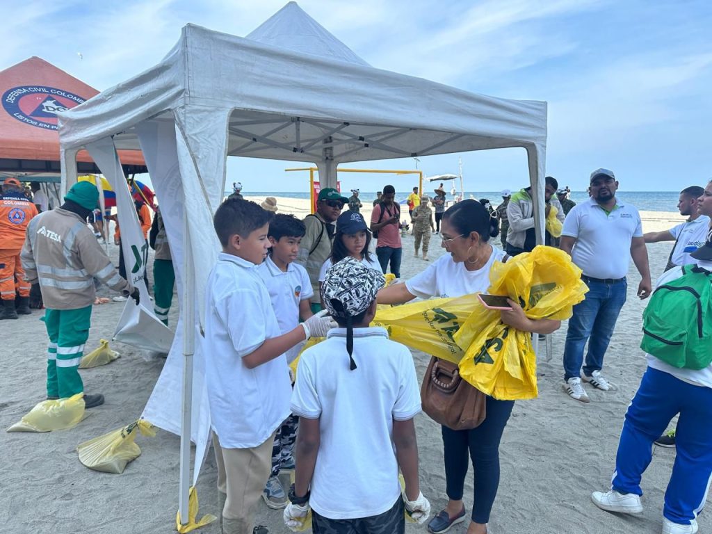 La Policía y colegios de Santa Marta se unen en jornada de limpieza en playa de Los Cocos 8 a17f2d55 7392 4da2 b215 ccbcacc3ec97