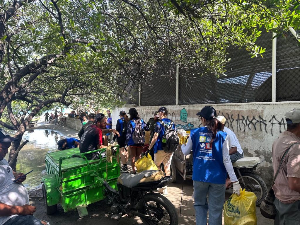 La Policía y colegios de Santa Marta se unen en jornada de limpieza en playa de Los Cocos 5 b91b56ed 6f40 489b 9351 d9134bf7edba