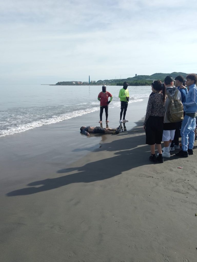 Pescadores rescatan cuerpo sin vida en playa de Puerto Colombia 1 ce904e57 4ffe 4e47 a23a 6bba0d59bb14 1