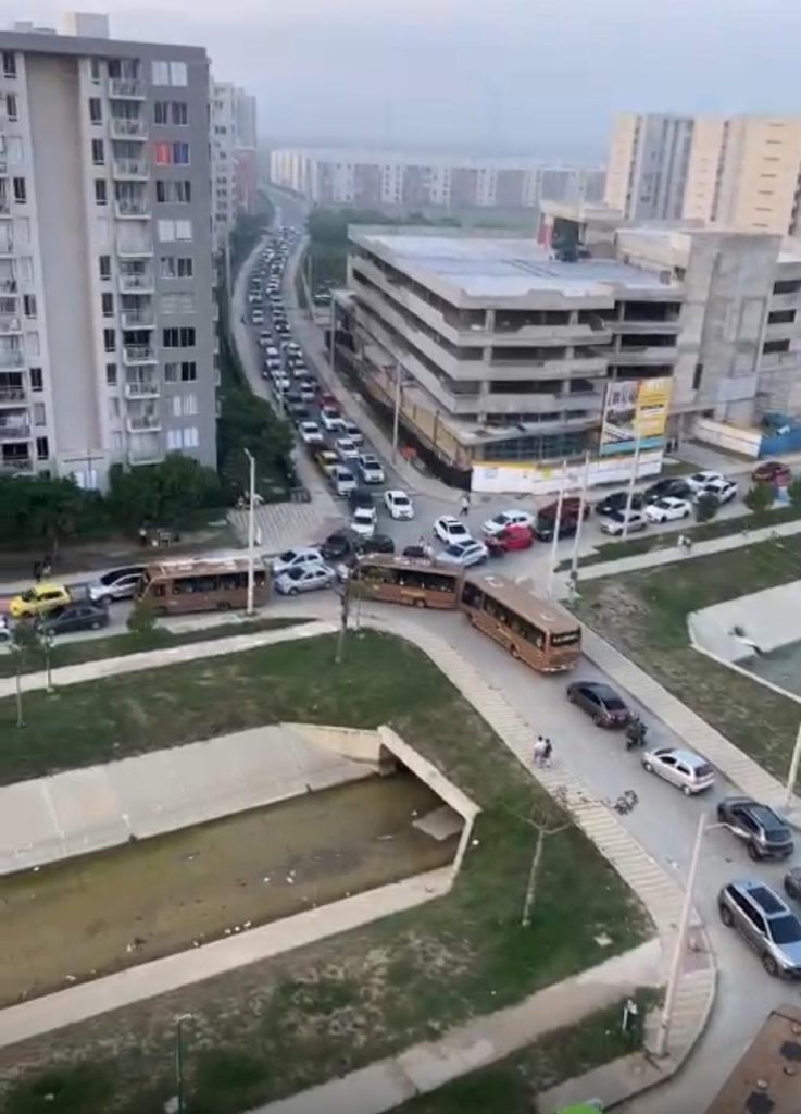 ¡De peor en peor! Trancón monumental en Alameda del Río desafía la paciencia de los Barranquilleros 1 e82e08b1 07c5 4e06 9d32 367e0bbc0046