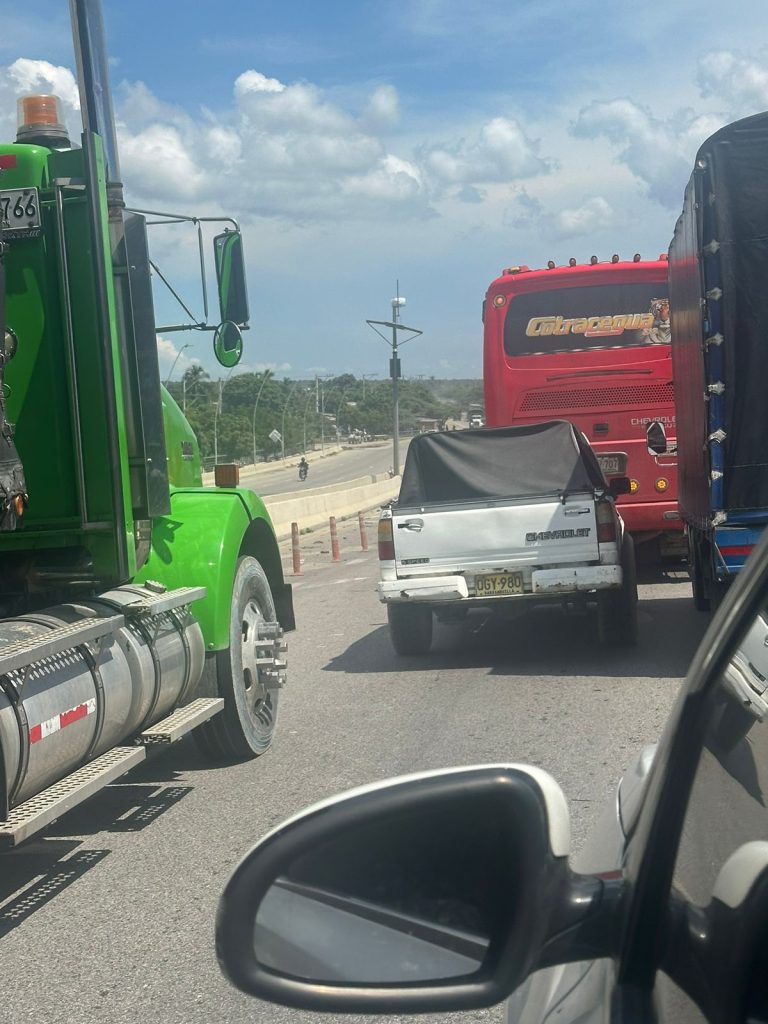 Tráfico caótico a la altura del puente Pumarejo: Un llamado al respeto por los derechos de todos 6 064df244 140a 48a3 8584 7bacc0aa194d