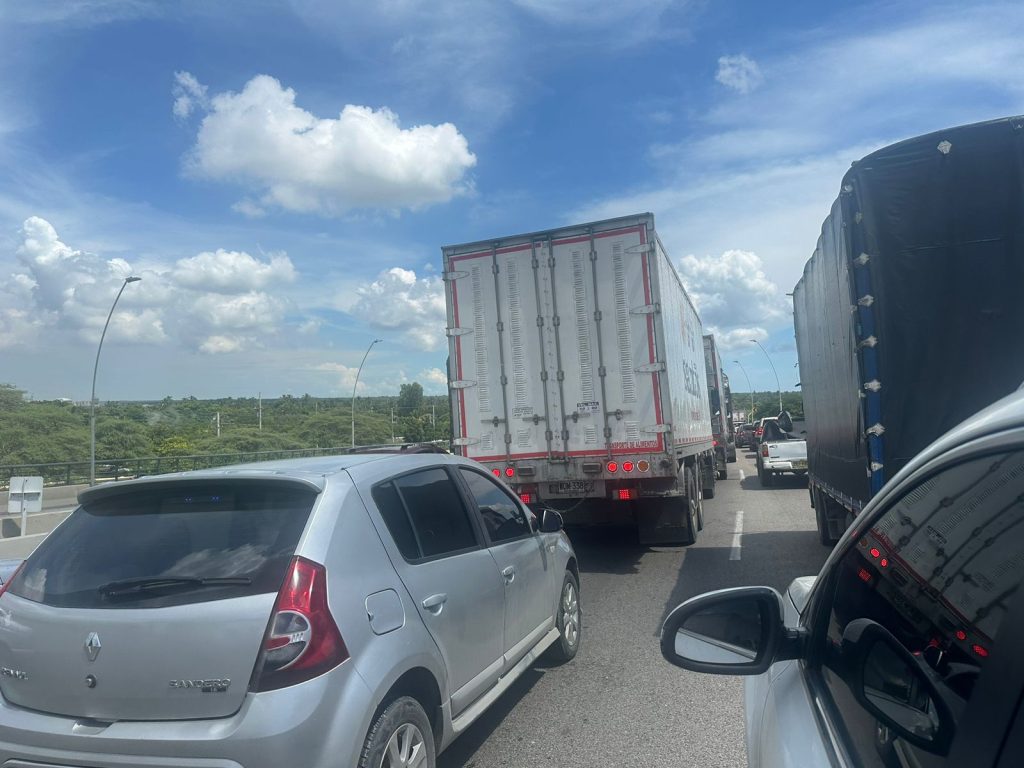 Tráfico caótico a la altura del puente Pumarejo: Un llamado al respeto por los derechos de todos 1 376a1186 62c9 43db be78 42a8efc2aa06
