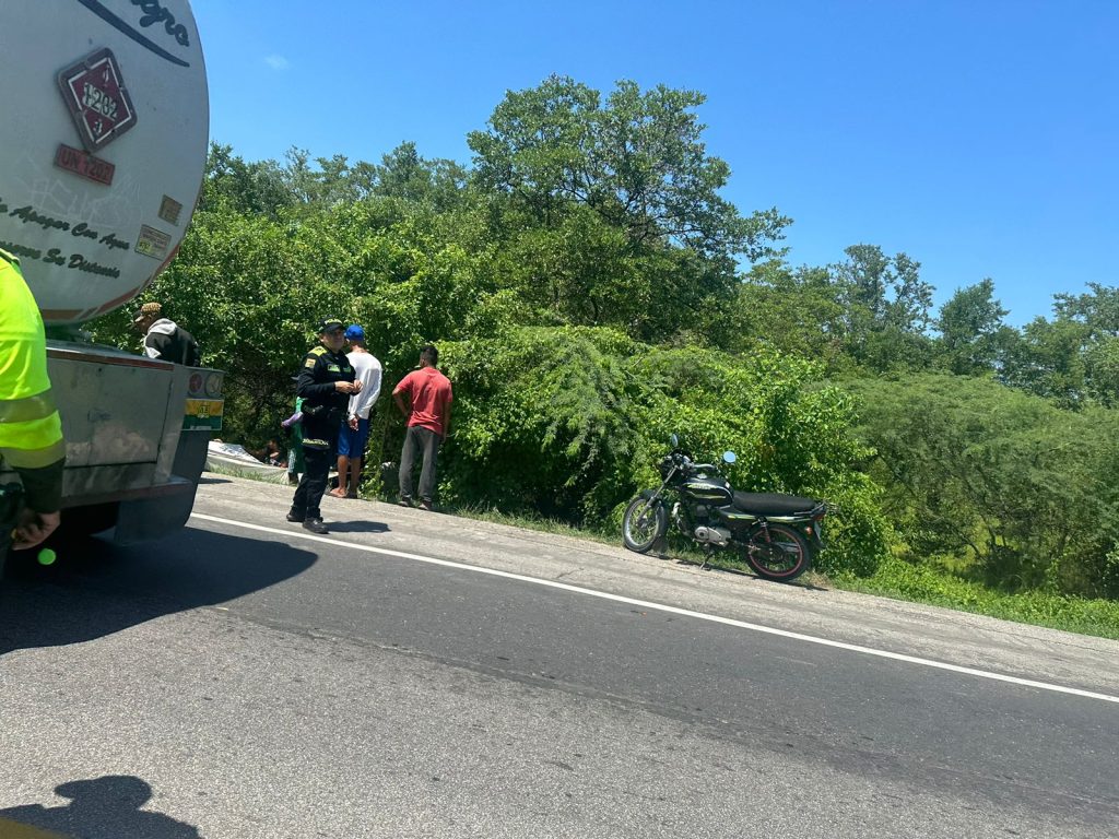 Accidente de tránsito en el kilómetro 10 de la vía Santa Marta-Barranquilla 3 59d372a6 b1b3 42b6 bd0a cf899dd3d277