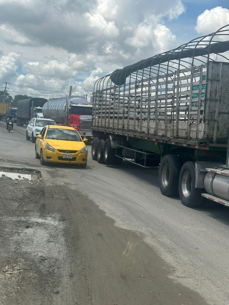 Tráfico caótico a la altura del puente Pumarejo: Un llamado al respeto por los derechos de todos 11 706383d7 c253 4a69 a5fa b94b91004a56
