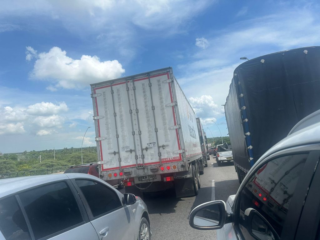 Tráfico caótico a la altura del puente Pumarejo: Un llamado al respeto por los derechos de todos 2 7d2769b3 9378 4434 a0de fae8e98372ee