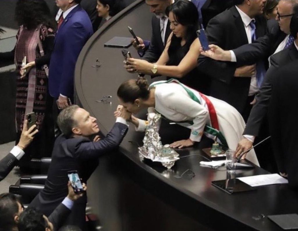 Claudia Sheinbaum aclara el beso en la mano a Manuel Velasco tras su toma de posesión 1 GY5PhtOXYAAMobo