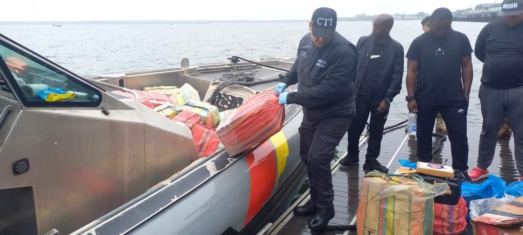 Armada intercepta lancha cargada con 1.6 toneladas de cocaína en el Pacífico 1 IMG 20241003 WA0028