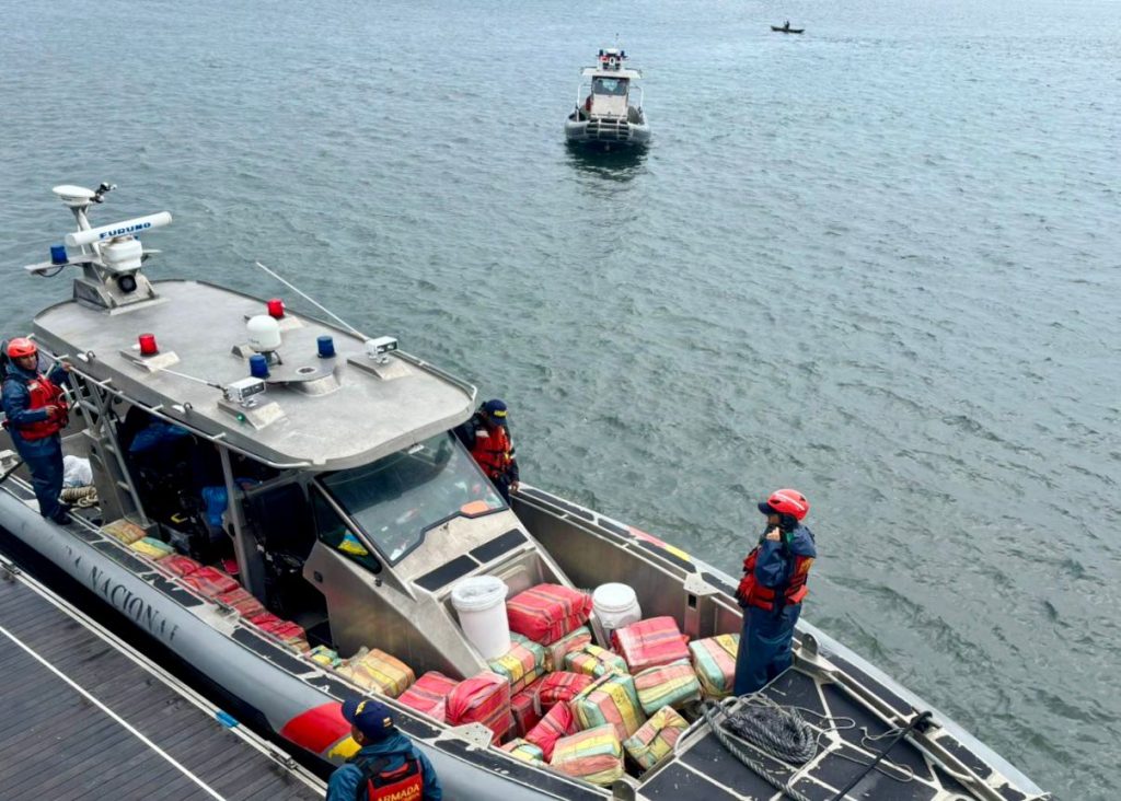 Armada intercepta lancha cargada con 1.6 toneladas de cocaína en el Pacífico 4 IMG 20241003 WA0030