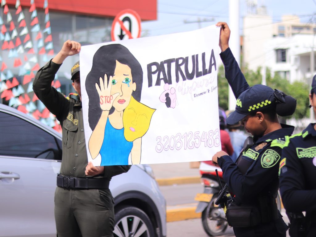 Quítale la máscara a la violencia: La Patrulla Púrpura se tomó los semáforos de Santa Marta con campaña contra la violencia de género 3 IMG 20241031 WA0056