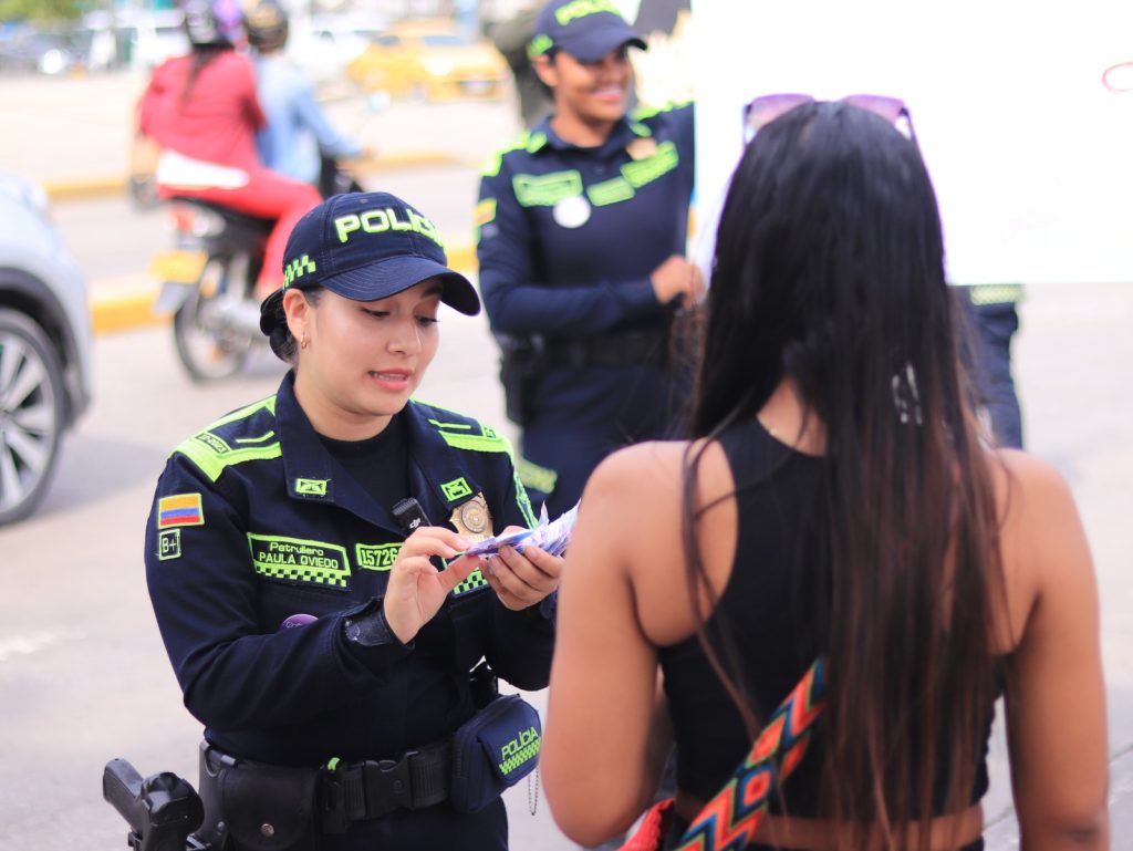 Quítale la máscara a la violencia: La Patrulla Púrpura se tomó los semáforos de Santa Marta con campaña contra la violencia de género 2 IMG 20241031 WA0057
