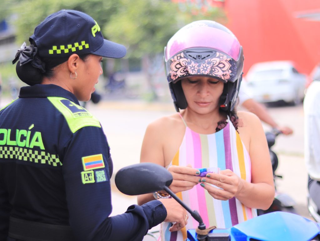 Quítale la máscara a la violencia: La Patrulla Púrpura se tomó los semáforos de Santa Marta con campaña contra la violencia de género 1 IMG 20241031 WA0058