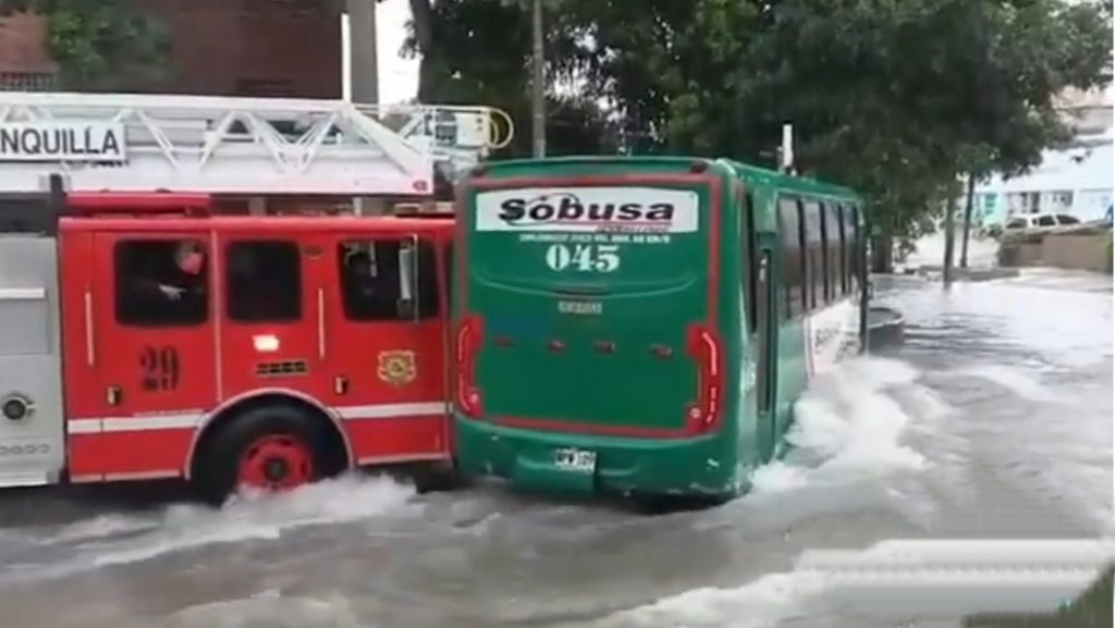 Fuertes lluvias en Barranquilla: rescatan a conductor atrapado en arroyo 1 Polish 20241006 172935126 1024x577 1