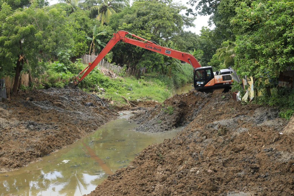 Con 15 frentes de labores gobernación atiende emergencias generadas por invierno. Se trabaja con maquinaria amarilla reparando vías terciarias, reforzando muros de contención, limpiando cauces y recogiendo piedras y lodo 5 WhatsApp Image 2024 10 02 at 11.25.39 AM 1