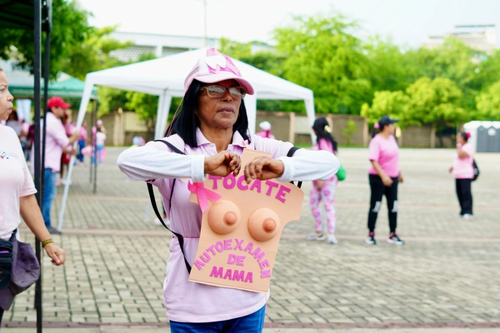 En Cartagena, más de 2.000 personas se sumaron a la movilización en favor de la lucha contra el cáncer de mama 3 WhatsApp Image 2024 10 21 at 10.54.07 AM 4