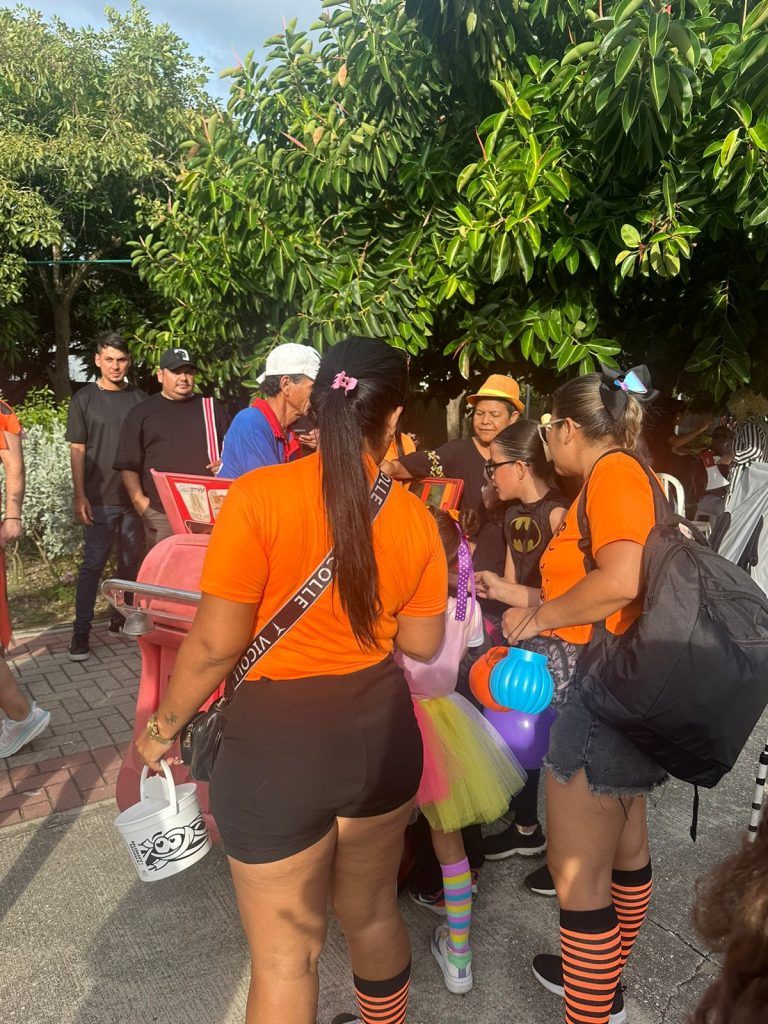 En la noche de Halloween, 'Fantasiquilla' lleva alegría y felicidad a los niños en Parque de la Electrificadora 5 WhatsApp Image 2024 10 31 at 15.58.42 1