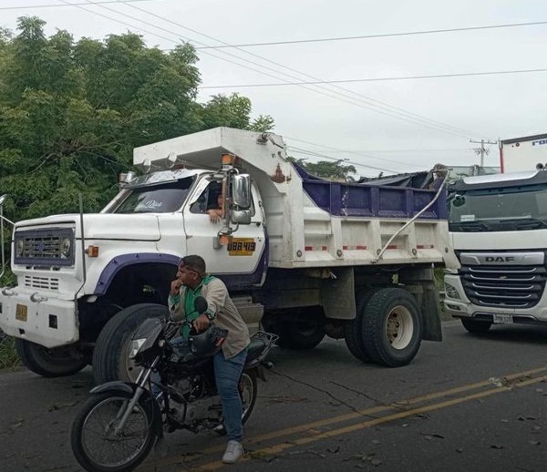 Bloqueo en la Vía de la Cordialidad: Habitantes de Sabanalarga exigen culminación de obras inconclusas 1 467399973 547287184682901 2675242812219665532 n
