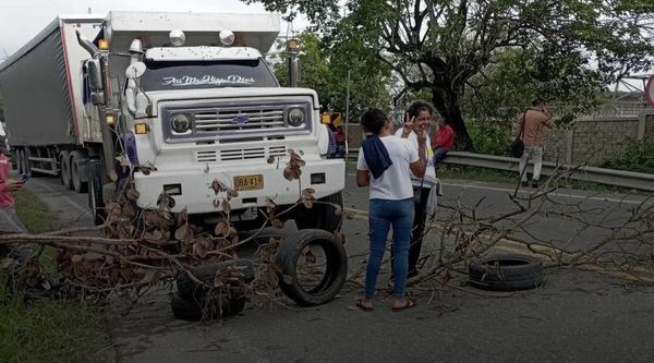 Bloqueo en la Vía de la Cordialidad: Habitantes de Sabanalarga exigen culminación de obras inconclusas 2 467890103 547287148016238 563175806245953632 n