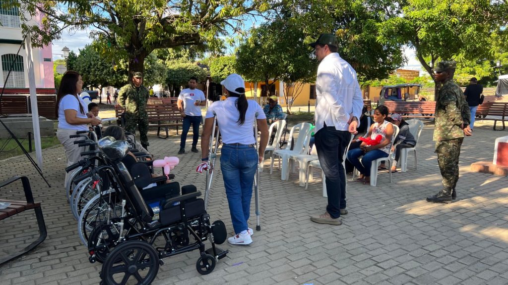 Seis sillas de ruedas fueron entregadas por el Ejército Nacional en Mompox en apoyó a las obras de desarrollo comunitario 3 57297f61 368f 45d7 aed5 b520fbb5428a