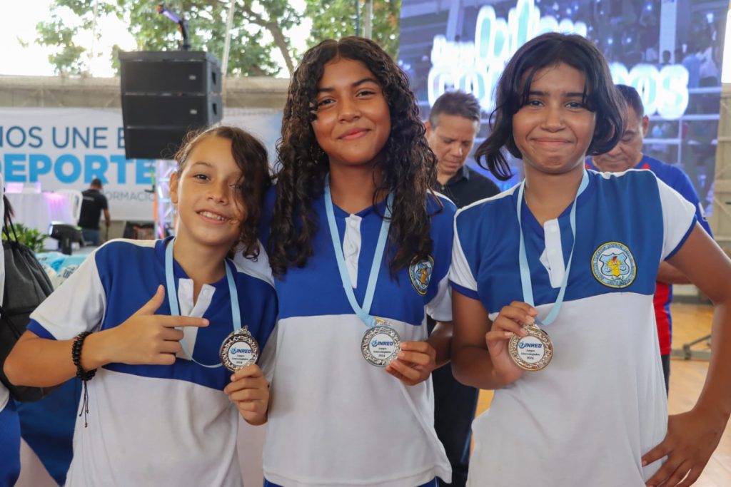 "Seguiremos apoyando el deporte": Alcalde Carlos Pinedo en la clausura de los Juegos Intercolegiados 3 GcOTOzPWIAEwY8E