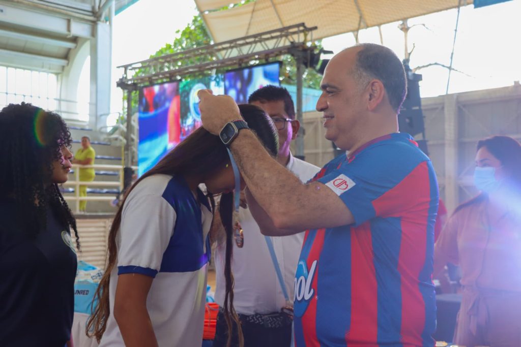 "Seguiremos apoyando el deporte": Alcalde Carlos Pinedo en la clausura de los Juegos Intercolegiados 2 GcOTOzQW8AEbXth