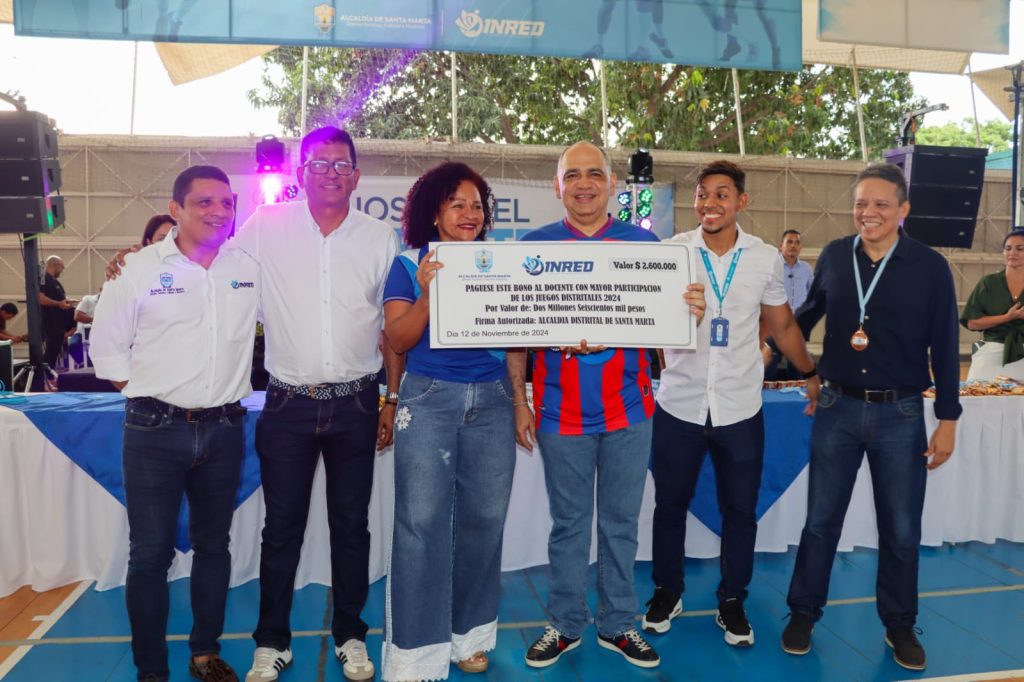 "Seguiremos apoyando el deporte": Alcalde Carlos Pinedo en la clausura de los Juegos Intercolegiados 1 GcOTOzTXYAA Xt 1