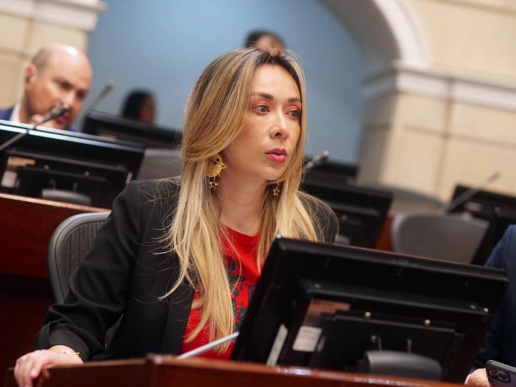 Procuradora rechaza designación de Hernán Giraldo y otros paramilitares como gestores de paz 2 Katherine Miranda congresista