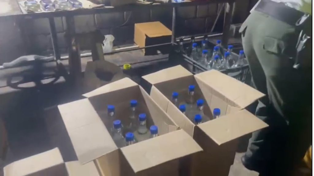 Policía desmantela fábrica clandestina de licor adulterado en el barrio La Pradera de Barranquilla y captura a dos personas 3 NL 13