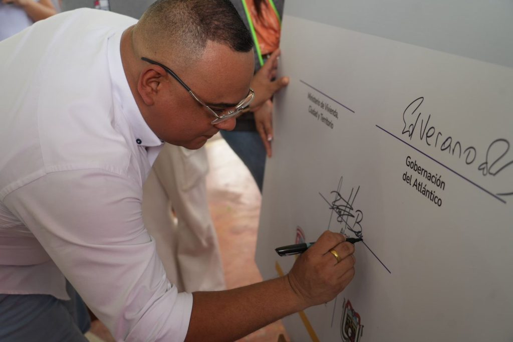 Alcalde de Galapa, Fabián Bonett, firma convenio con ICBF para entrega de bienestarina al adulto mayor 1 WhatsApp Image 2024 11 06 at 3.43.18 PM 1
