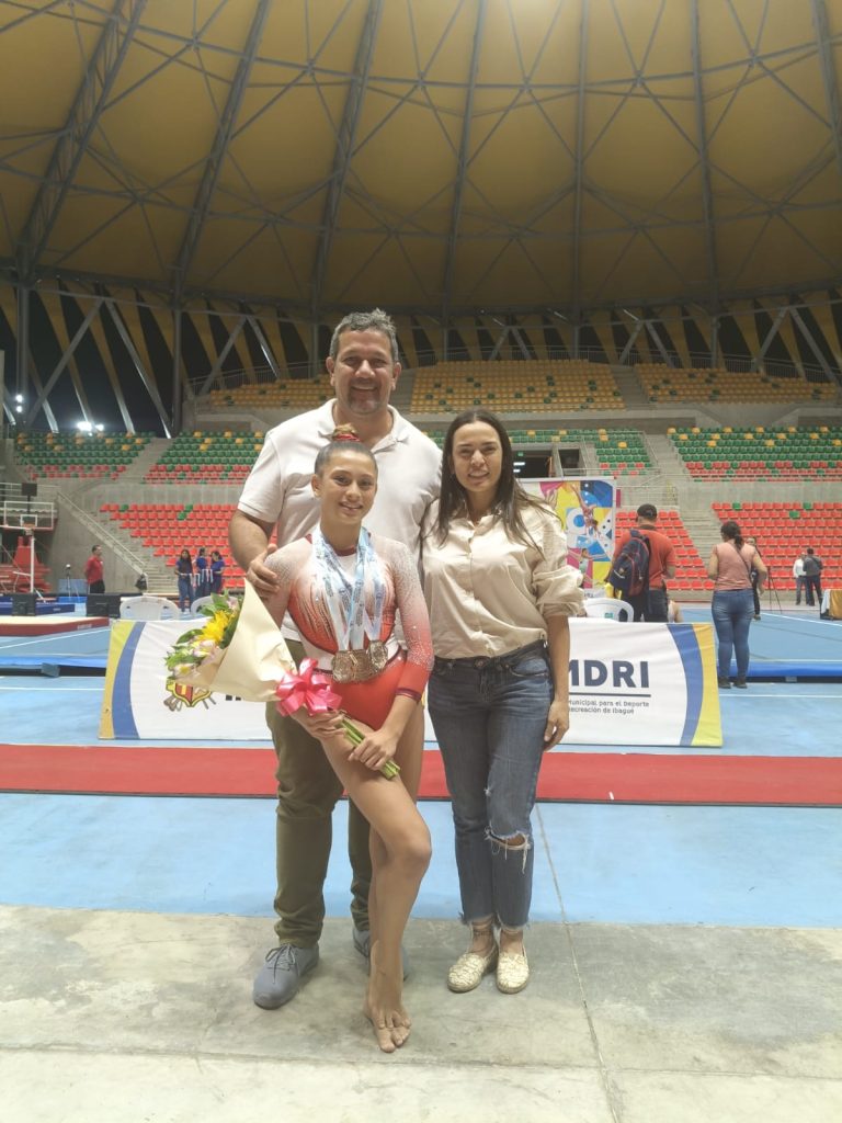 Mia Mazzillo Medalla de plata en la Gala de las Mejores 1 WhatsApp Image 2024 11 30 at 7.23.18 AM