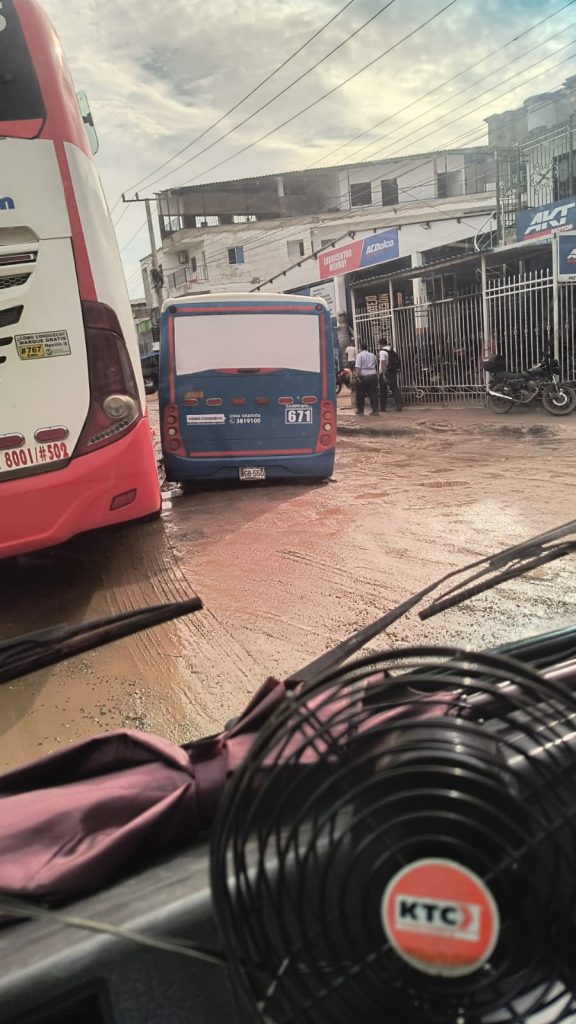 Camión cisterna varado por pésimo estado de la Circunvalar generó grave congestión vehicular en Soledad 1 b6bcb54d 0349 45b0 8022 e51a9f4c1d9f