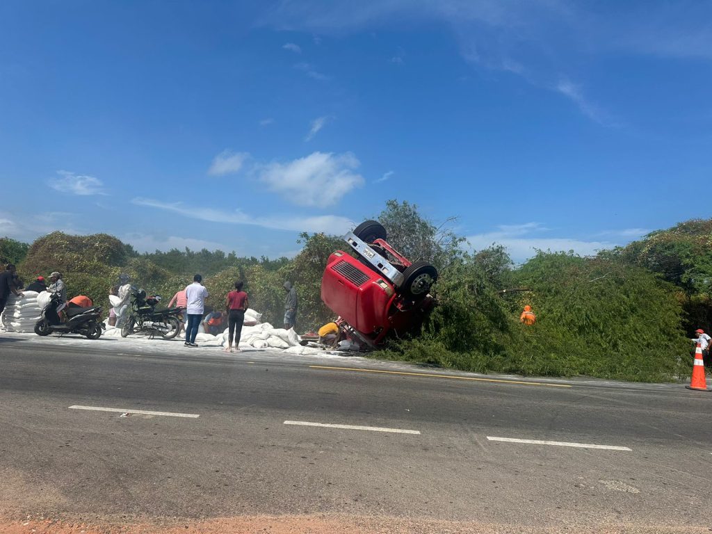 Accidente de tránsito en la Vía Barranquilla - Santa Marta habría dejado personas fallecidas y heridas. Saqueo por parte de la comunidad 20 2d907cb1 3a99 4716 b596 c28a687e0e5f
