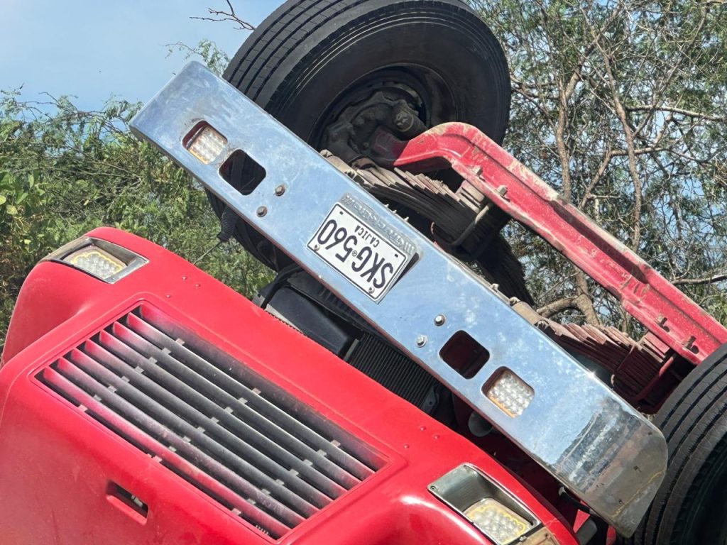 Accidente de tránsito en la Vía Barranquilla - Santa Marta habría dejado personas fallecidas y heridas. Saqueo por parte de la comunidad 21 6fe61089 4153 40e0 abe6 55a9e68368dc