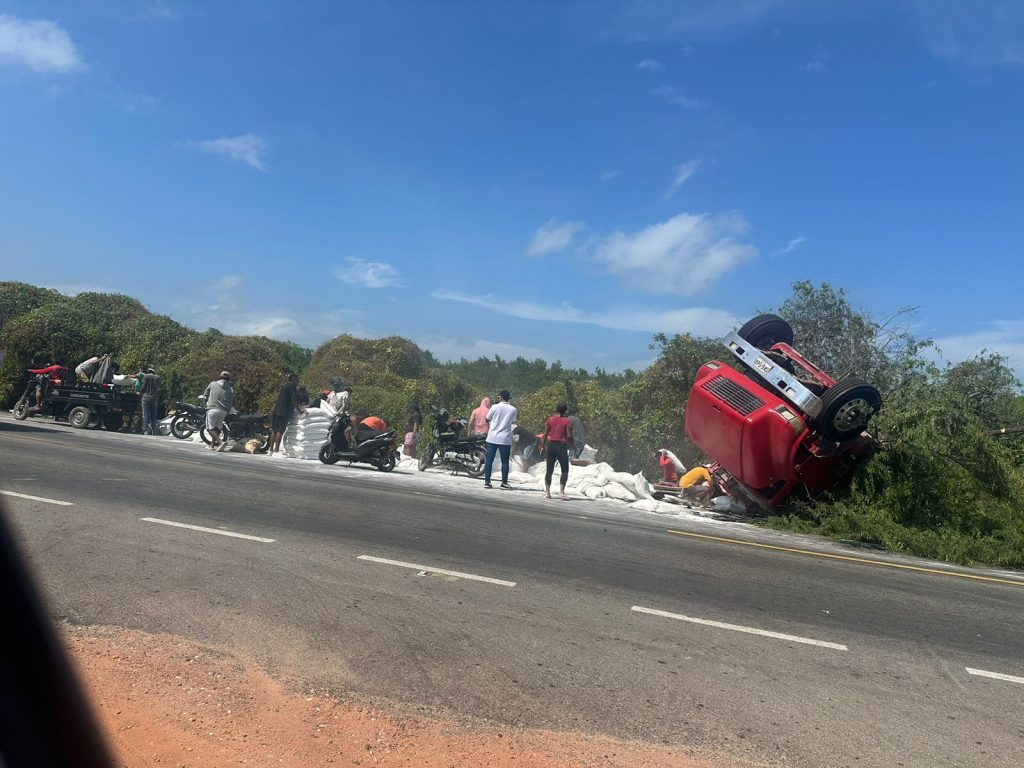 Accidente de tránsito en la Vía Barranquilla - Santa Marta habría dejado personas fallecidas y heridas. Saqueo por parte de la comunidad 22 7e59e28a 55e7 439a a158 1b2949bf1117