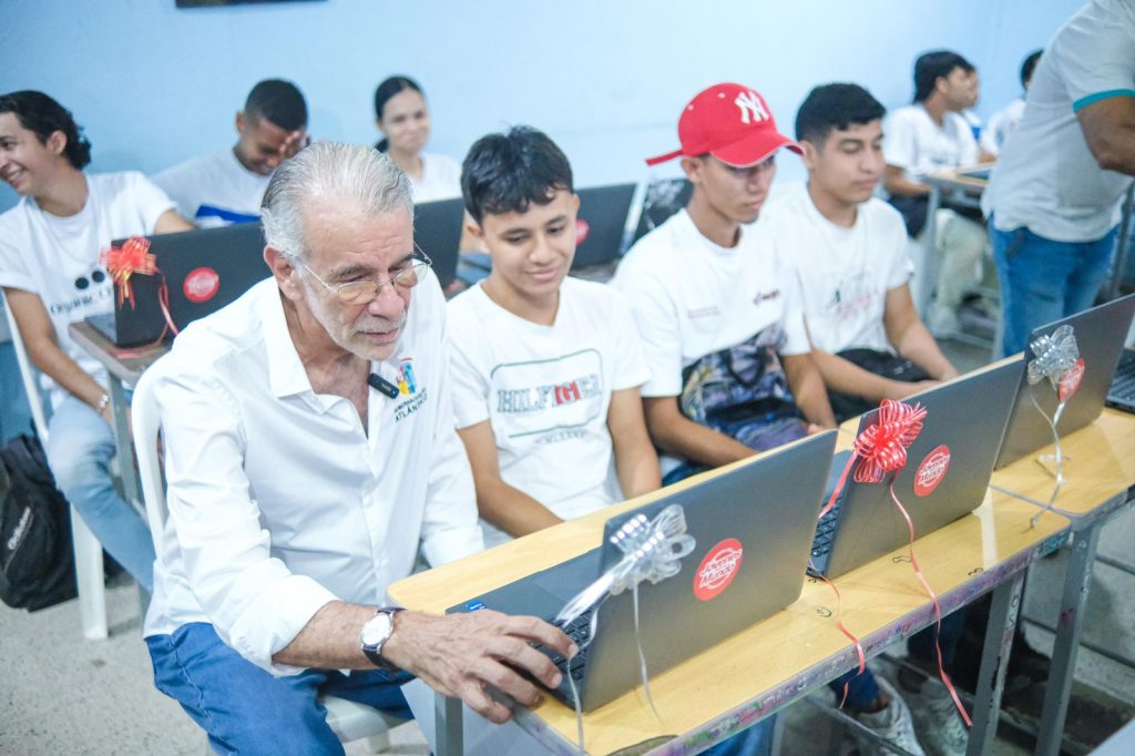 Gobernador Eduardo Verano entregó 330 computadores en las seis sedes de la IUB en el Atlántico 3 86be2132 80dc 4a93 91f6 360a364cc9a9
